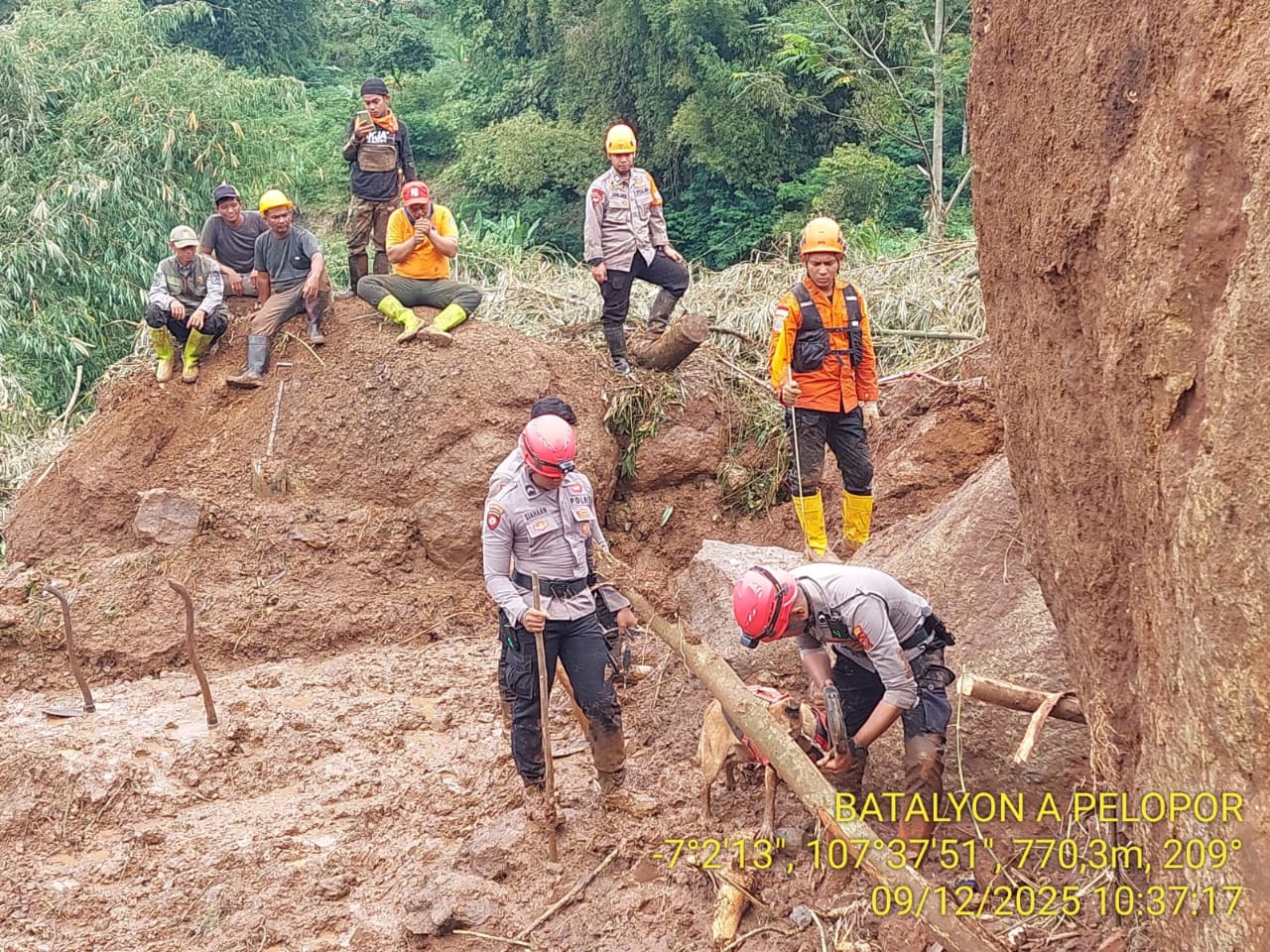 Tim SAR Brimob Jabar Terus Berjuang di Hari ke – 4 Pencarian Korban Longsor Arjasari