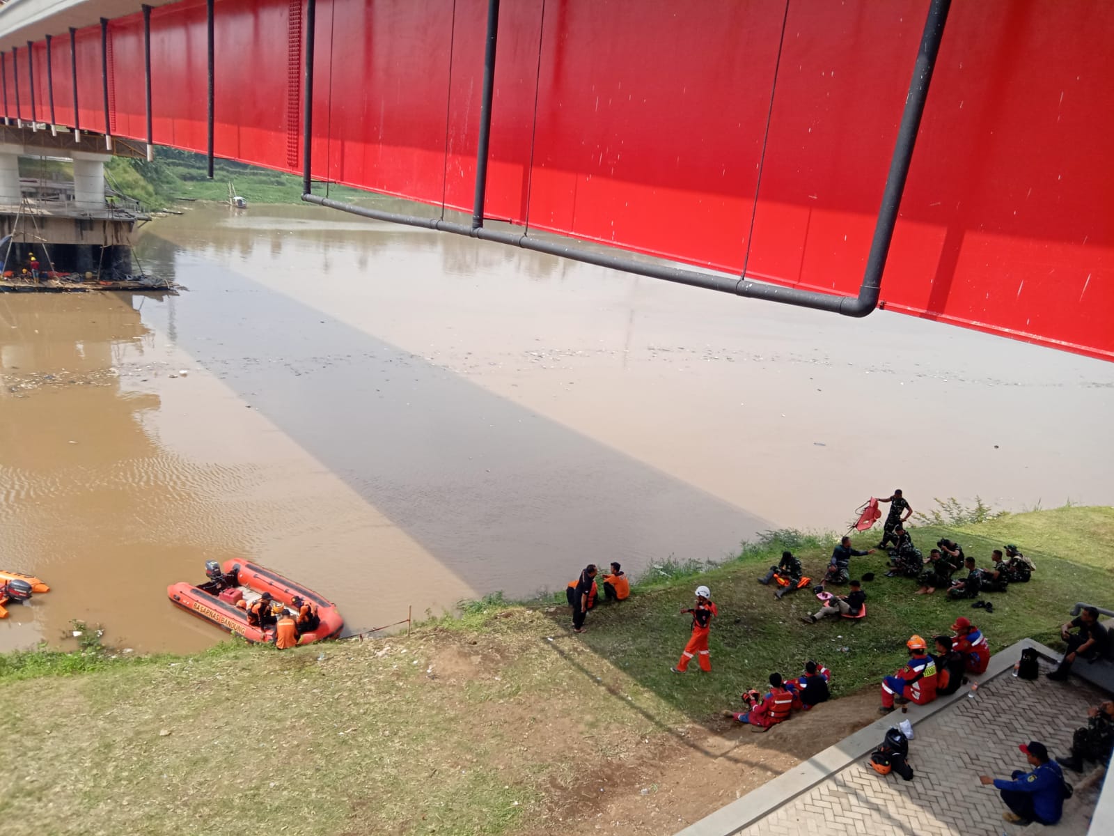 Tim SAR Batalyon A Pelopor Sat Brimob Polda Jabar Berhasil Temukan Korban Tenggelam di Sungai Cilampeni