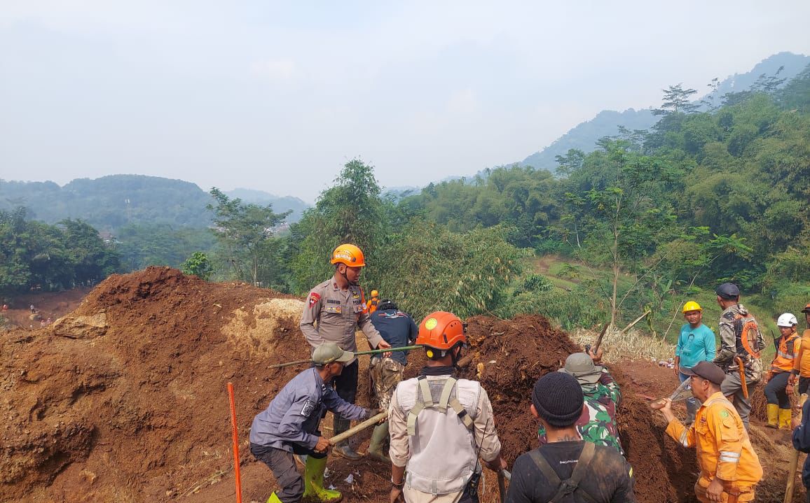 Tim SAR Batalyon A Pelopor Satbrimob Polda Jabar Evakuasi Korban Longsor di Kampung Condong, Margaluyu