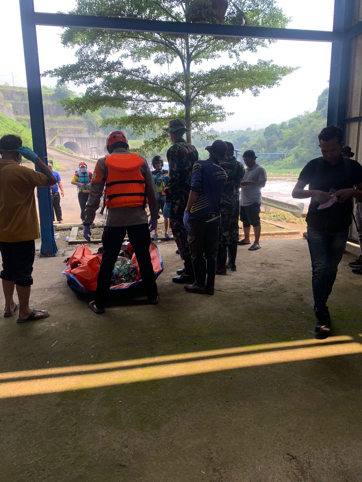 Tim SAR Batalyon A Pelopor Satbrimob Polda Jabar Berhasil Temukan Korban Tenggelam di Sungai Cilampeni