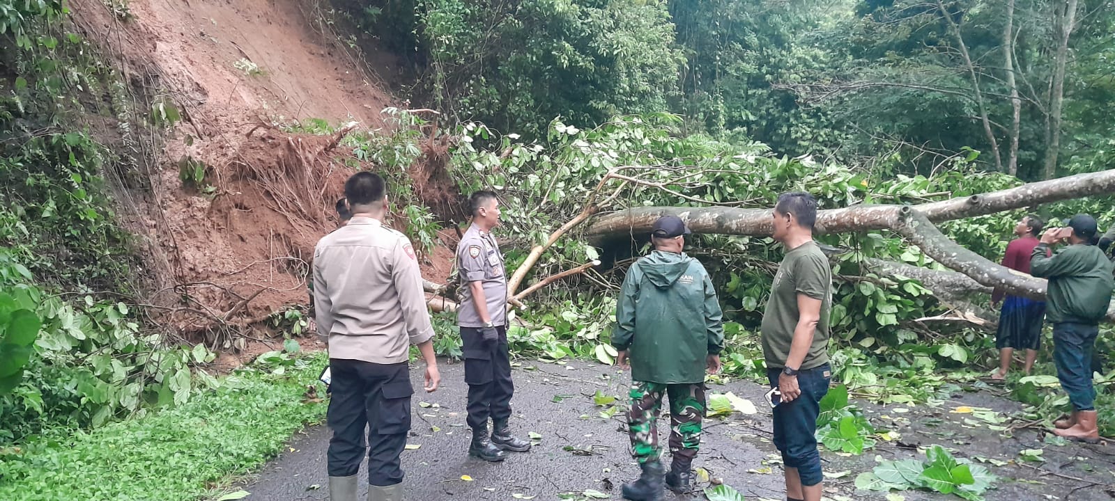 Respon Cepat Polisi Di Purwakarta Lakukan Penanganan Longsor Yang Menutupi Jalan
