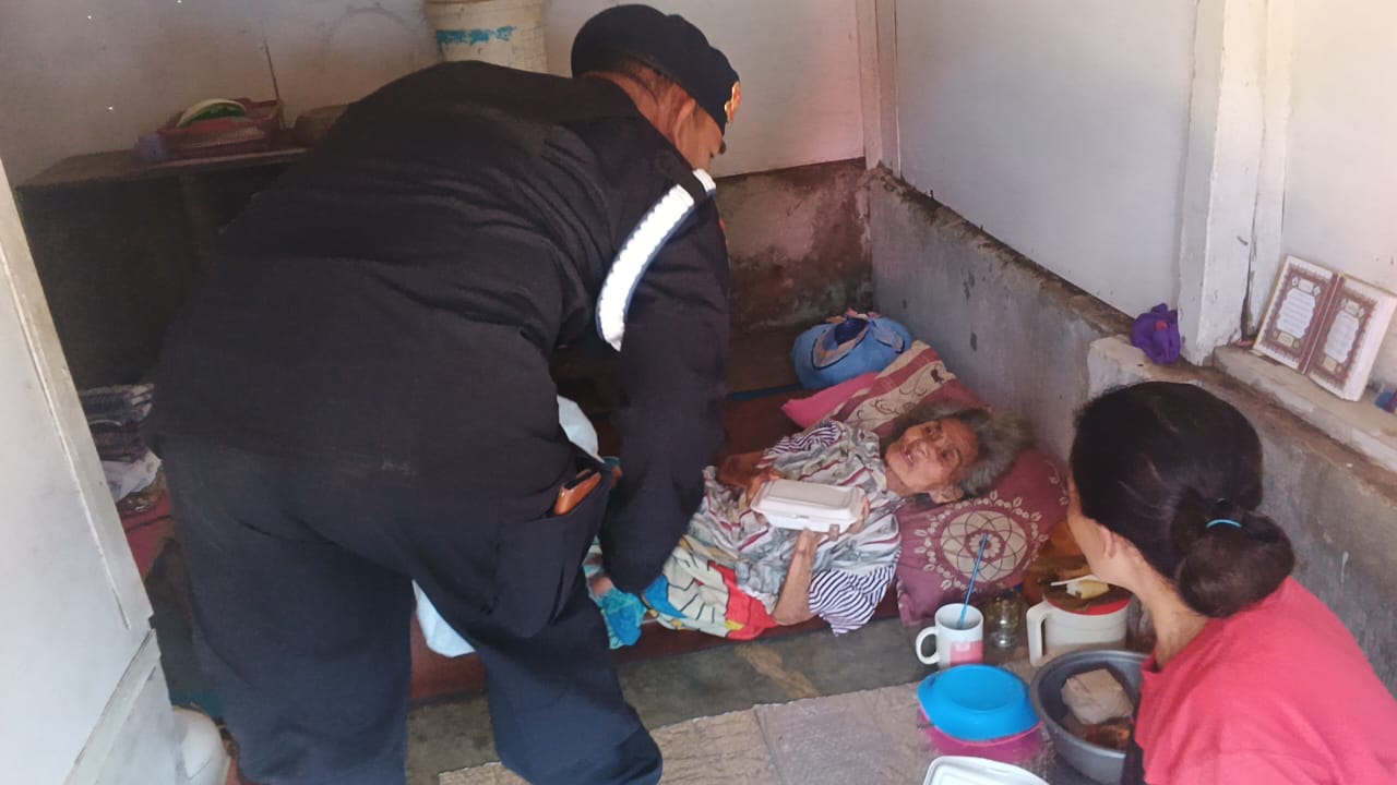 Sat Brimob Polda Jabar Gelar Jumat Berkah, Bagikan Makanan Gratis untuk Warga Jatinangor & Rancaekek
