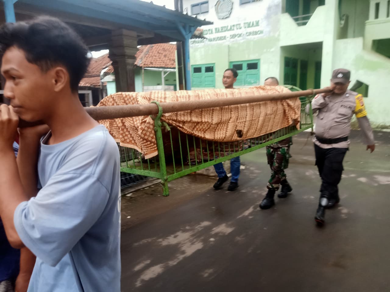 Polri Hadir untuk Masyarakat: Bhabinkamtibmas Bantu Evakuasi Jenazah di sawah