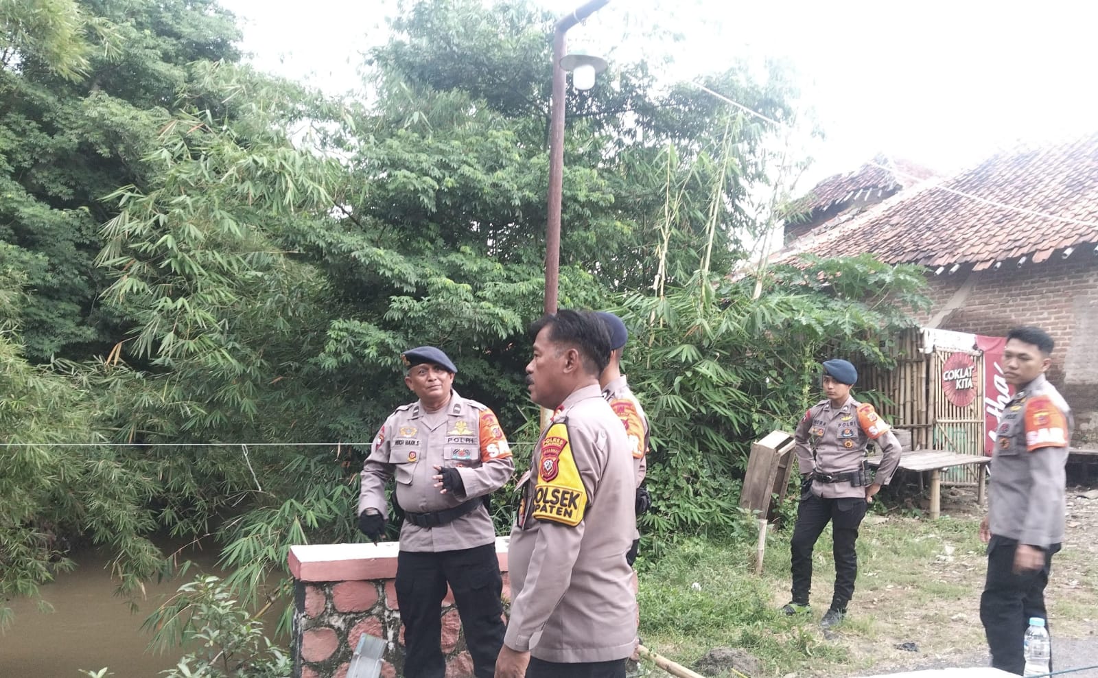 Sigap Tanggap Sat Brimob Polda Jabar, Cek Jembatan Rusak di Majalengka