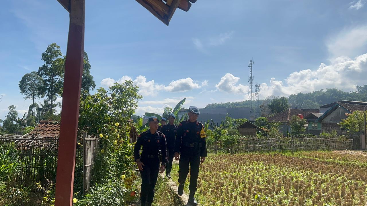 Brimob Polda Jabar Tinjau Jembatan Rusak di Bayongbong