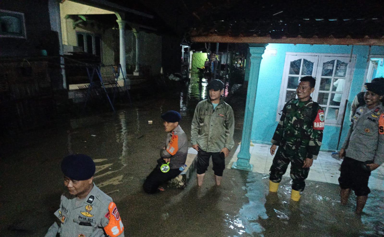 Tim SAR Sat Brimob Polda Jabar Evakuasi Warga Korban Banjir Pasca Hujan Deras di Desa Winong