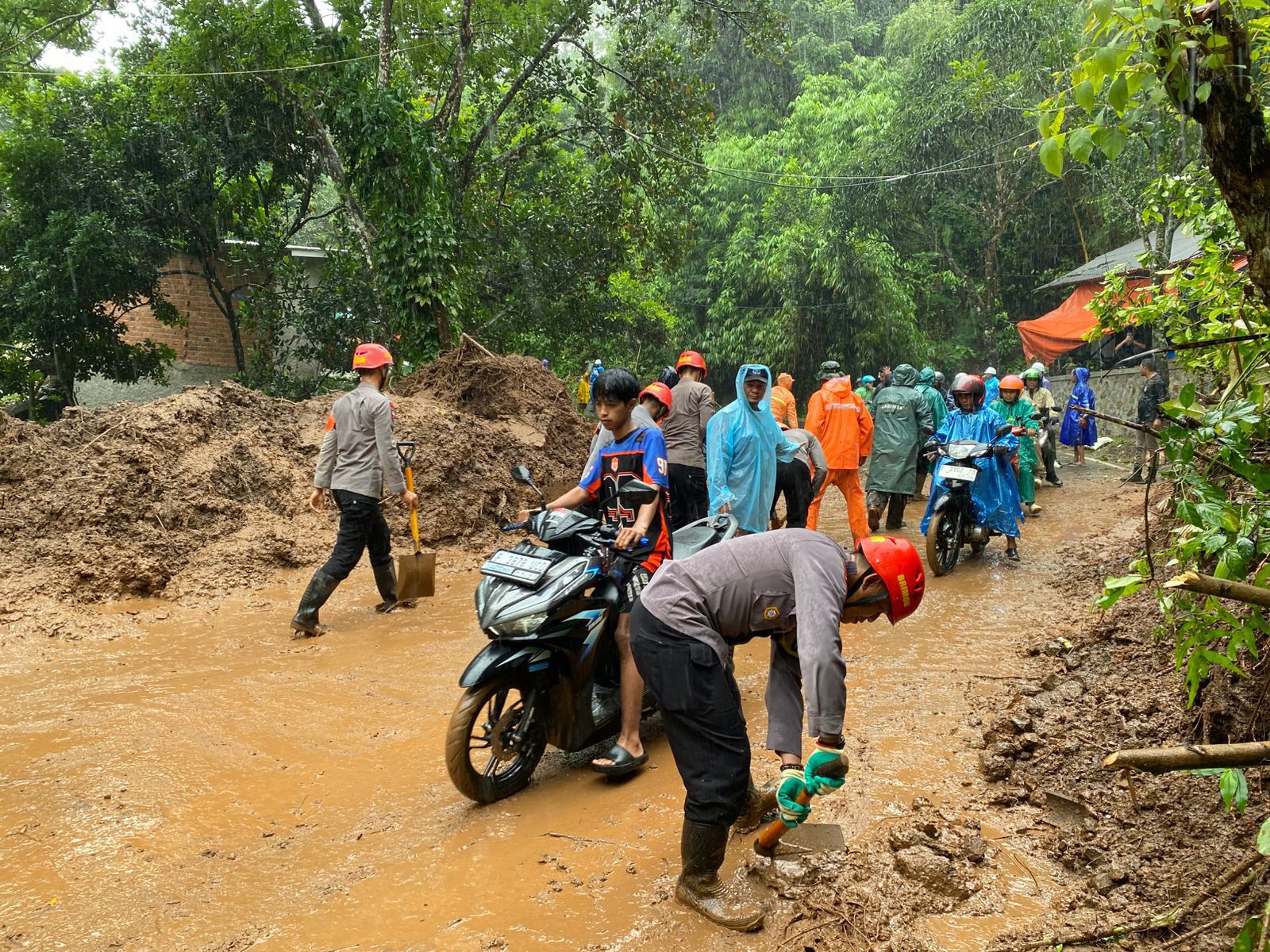 Sigap dan Humanis, Tim SAR Brimob Jabar Bersihkan Material Longsor di Simpenan Sukabumi