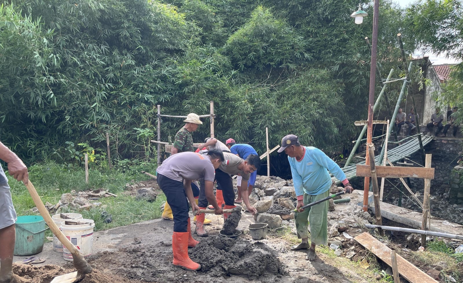 Tim SAR Sat Brimob Polda Jabar Bangun Jembatan Penghubung Liangjulang – Kadipaten Rampung 99%