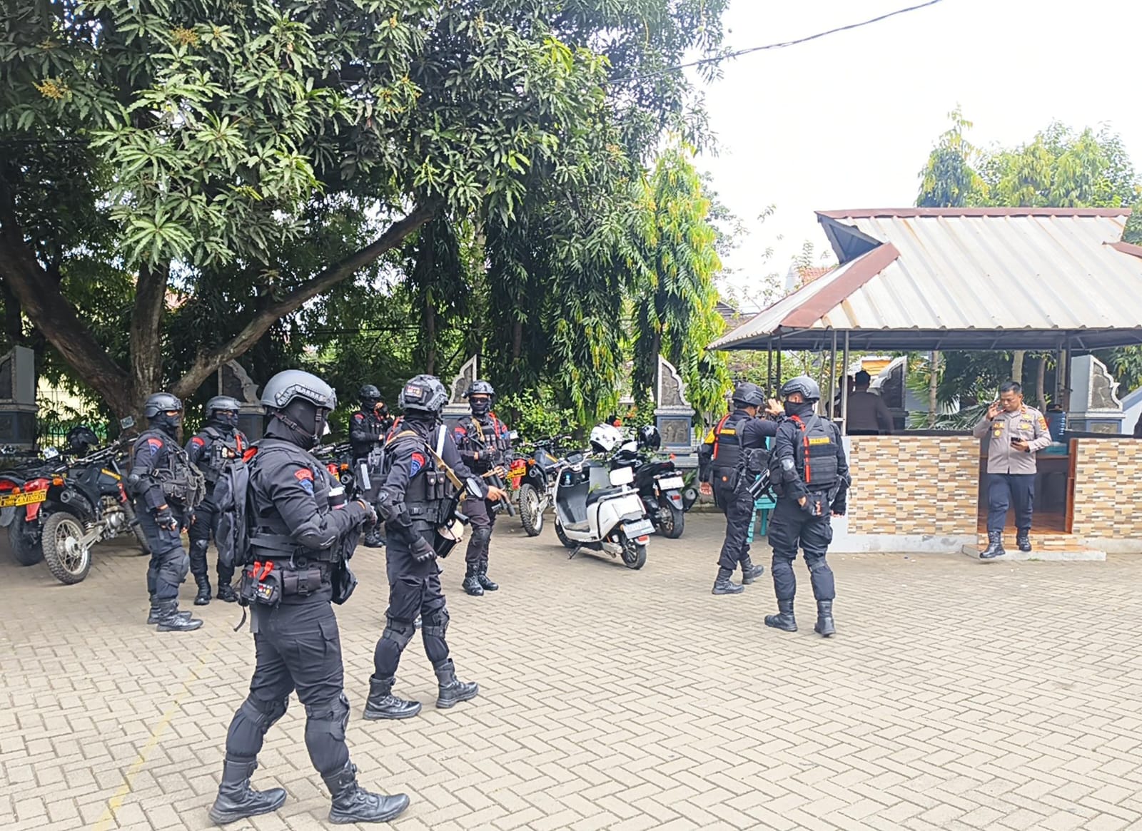 Patroli Humanis Brimob Jabar Amankan Ops Lilin Lodaya 2025 di Purwakarta