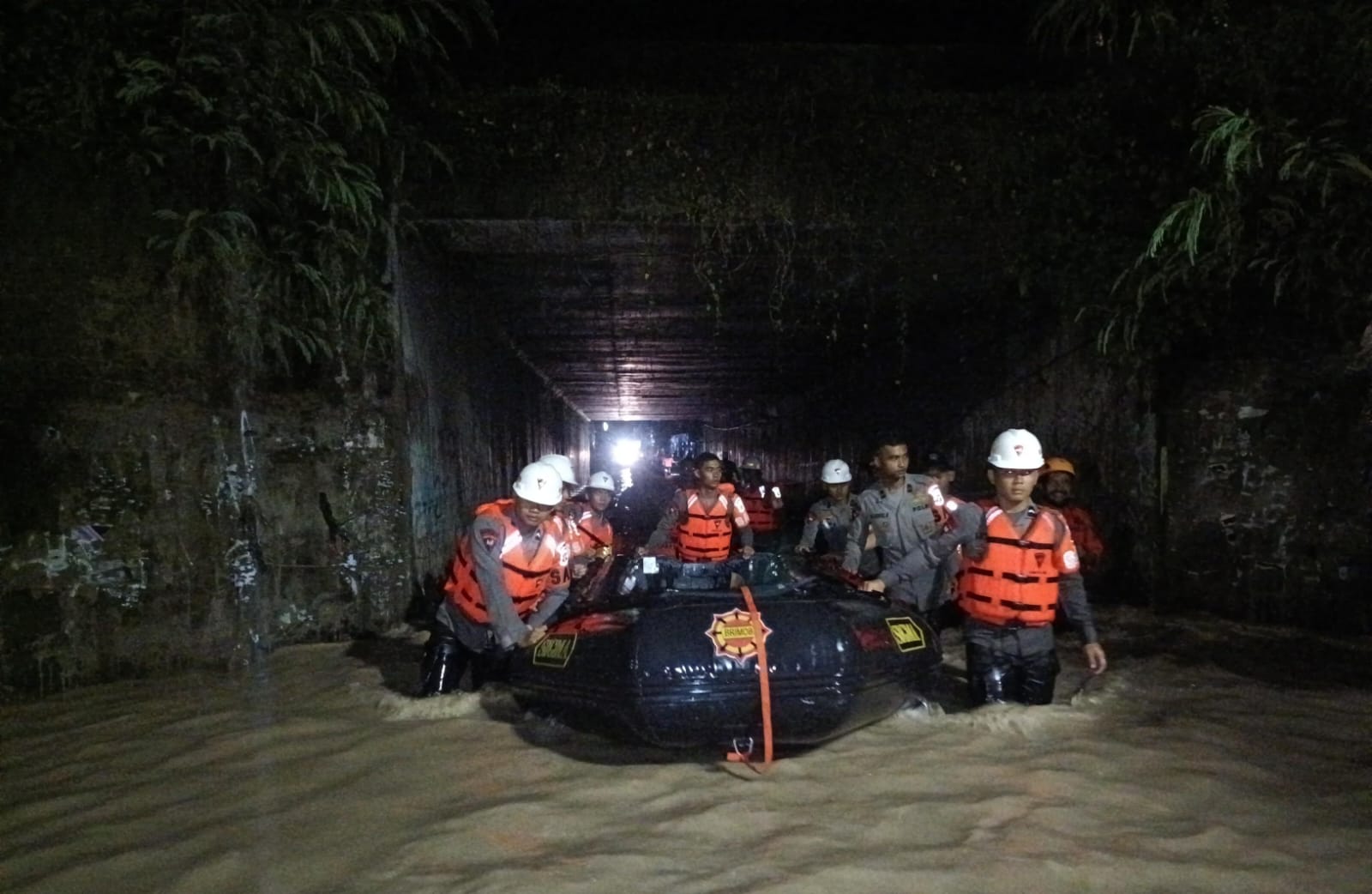 Respon Cepat Tim SAR Kompi 4 Batalyon C Pelopor Satbrimob Polda Jabar Evakuasi Warga Terdampak Banjir di Desa Karangasem