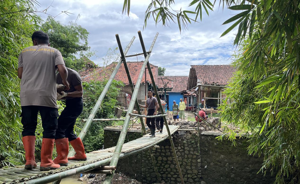 Selesai ! Jembatan Penghubung Warga Kadipaten Dapat Dilalui Berkat Tim SAR Brimob Jabar & Warga