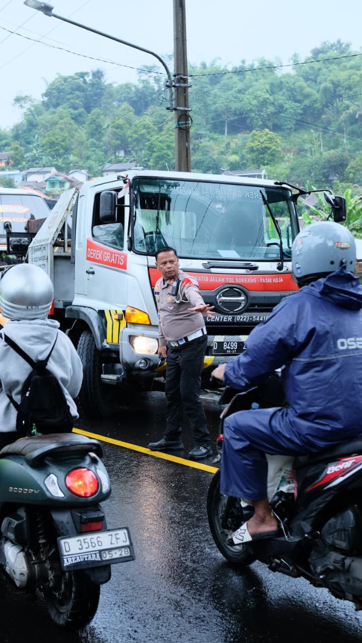 Bus Mogok di Jalur Wisata Ciwidey, Polisi Sigap Lakukan Evakuasi hingga Lalu Lintas Kembali Lancar