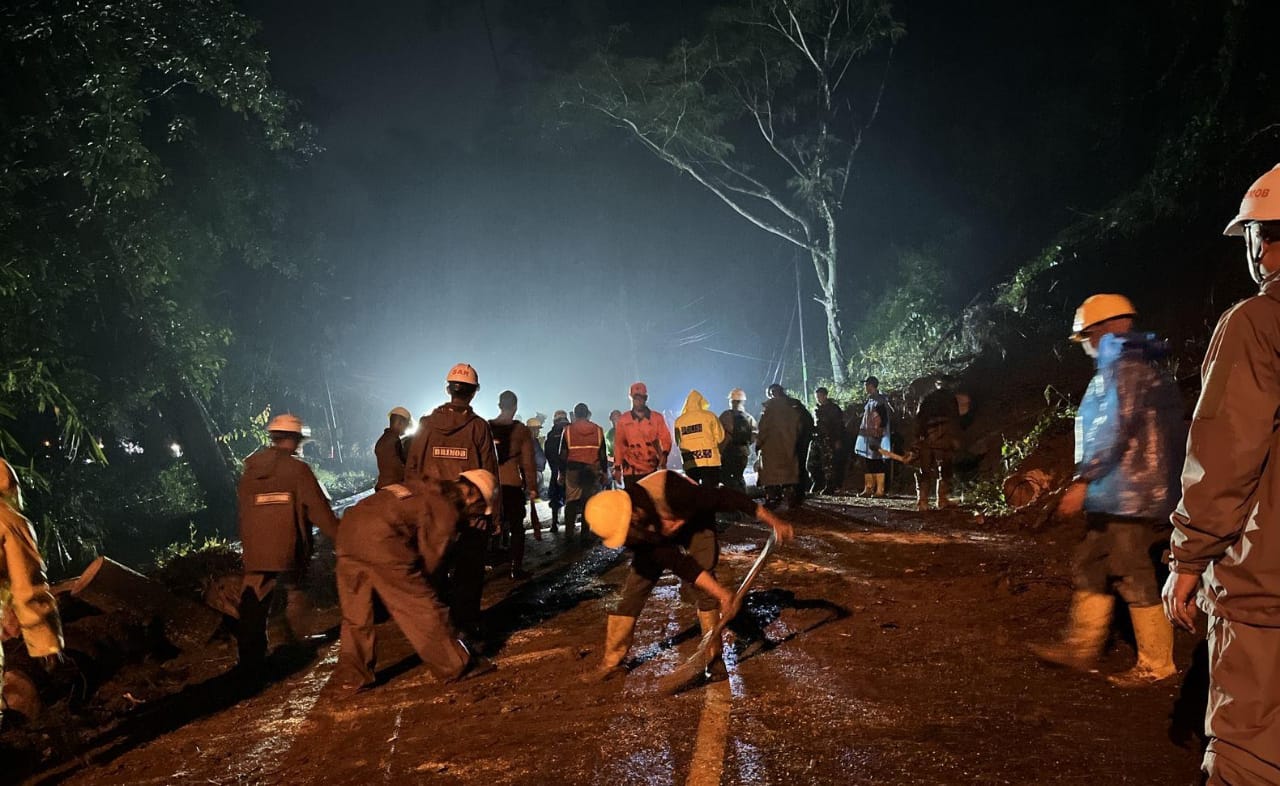Respon Sigap Brimob Jabar Atasi Pohon Tumbang dan Longsor di Sumedang