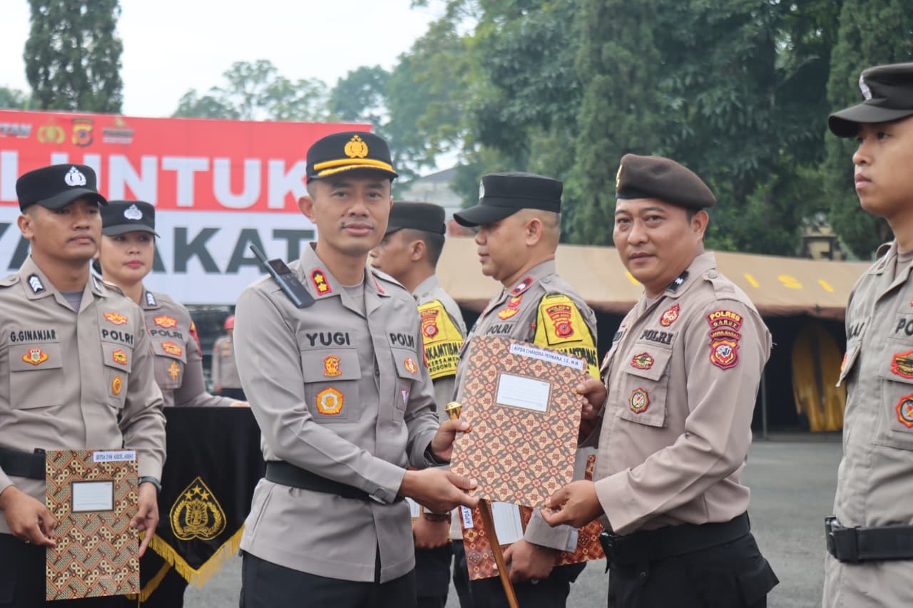 Kapolres Garut Pimpin Upacara Kenaikan Pangkat dan Penghargaan 19 Personel Berprestasi