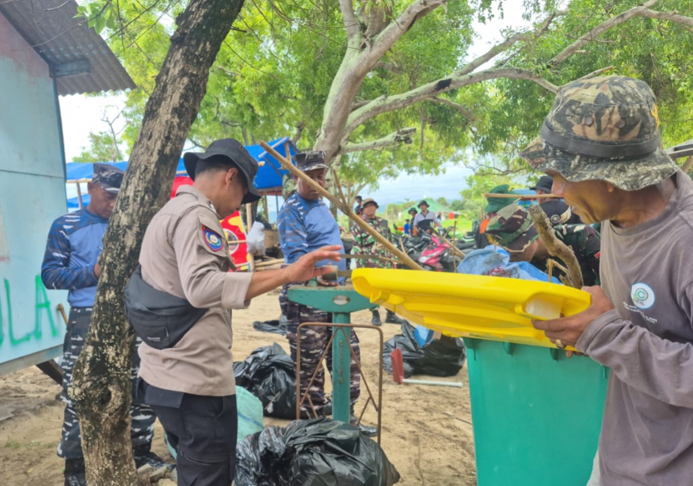 Polsek Cikelet Gelar Program Jabar Raksa Sagara, Bersihkan Pantai Santolo Bersama Instansi Terkait