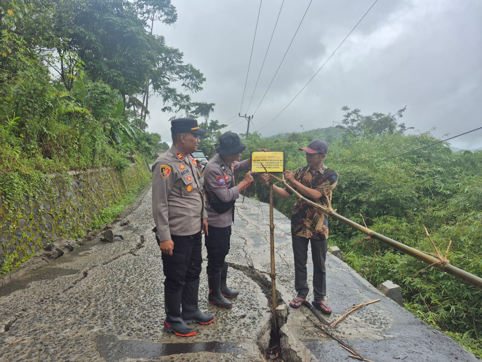 Polsek Cikelet Tinjau Lokasi Jalan Amblas di Jalur Pamalayan – Linggamanik
