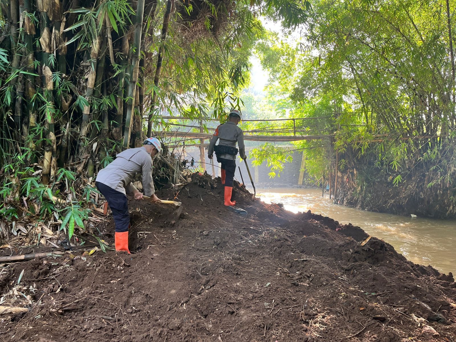 Tim SAR Brimob Jabar Normalisasi Sungai Di Cikeruh – Jatinangor
