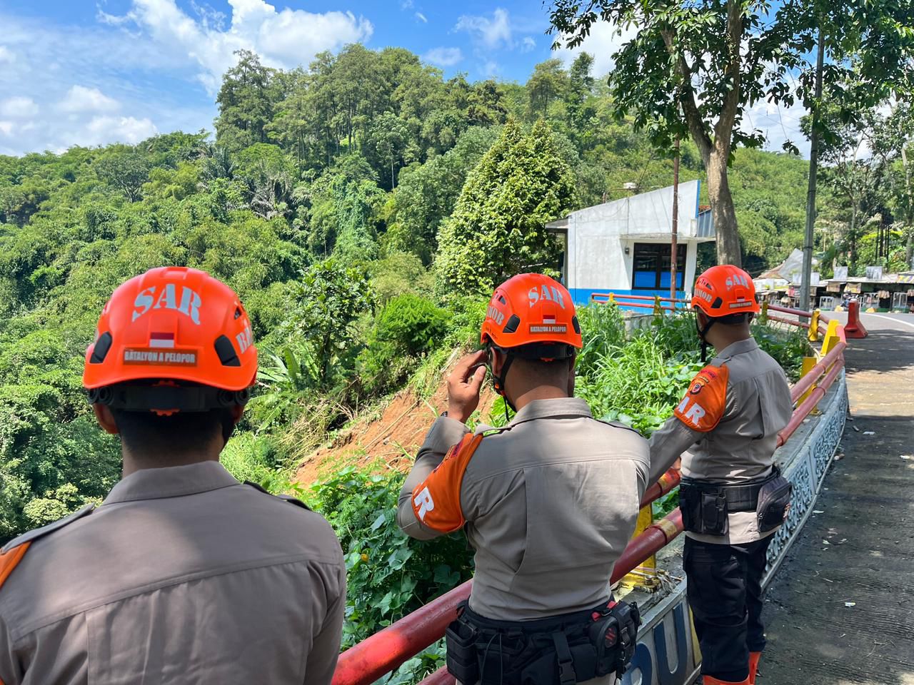 Tim SAR Brimob Jabar Pastikan Keamanan Pasca Longsor di Cadas Pangeran