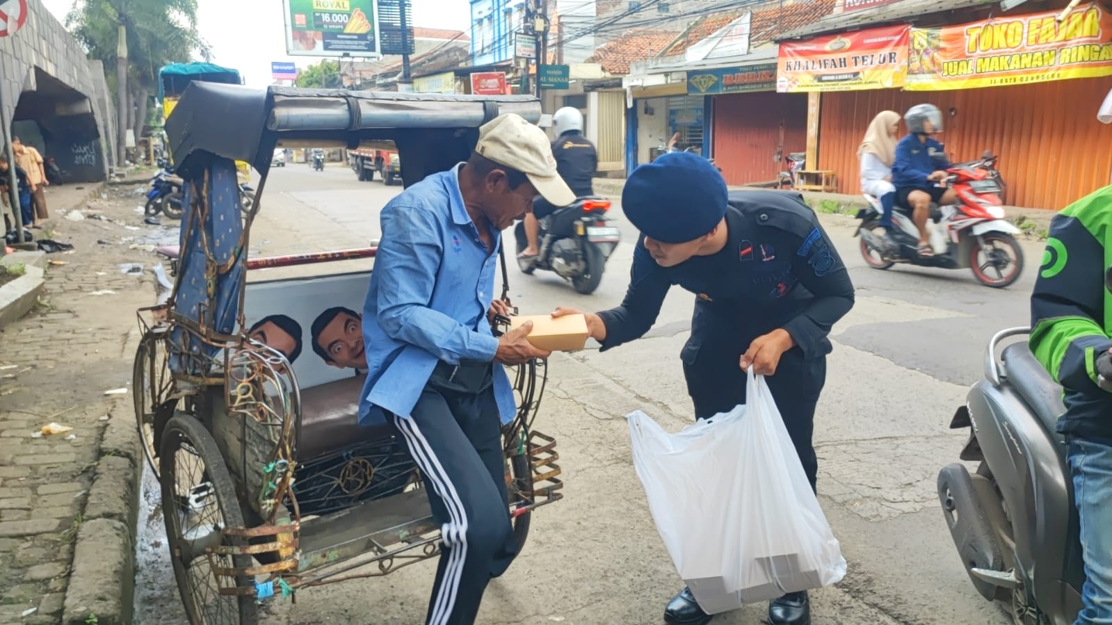 Wujud Bakti Brimob Polda Jabar Gelar Jumat Berkah Bagikan Makanan Gratis