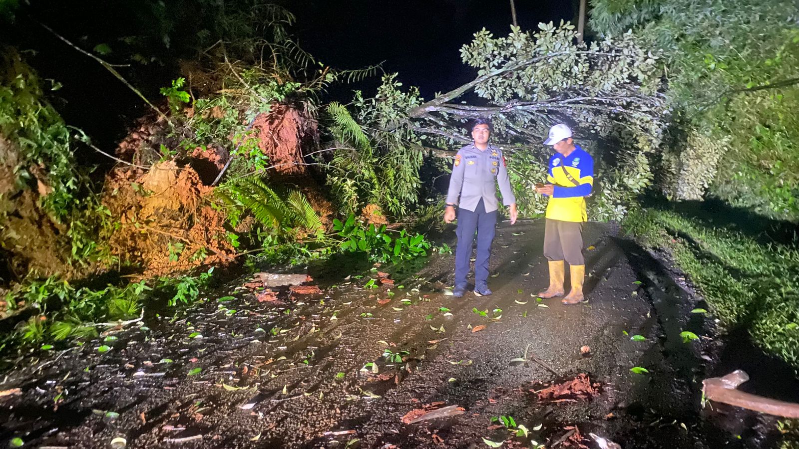 Polsek Cihurip Cek Lokasi Tanah Longsor di Jalan Raya Ciparay Mekarwangi