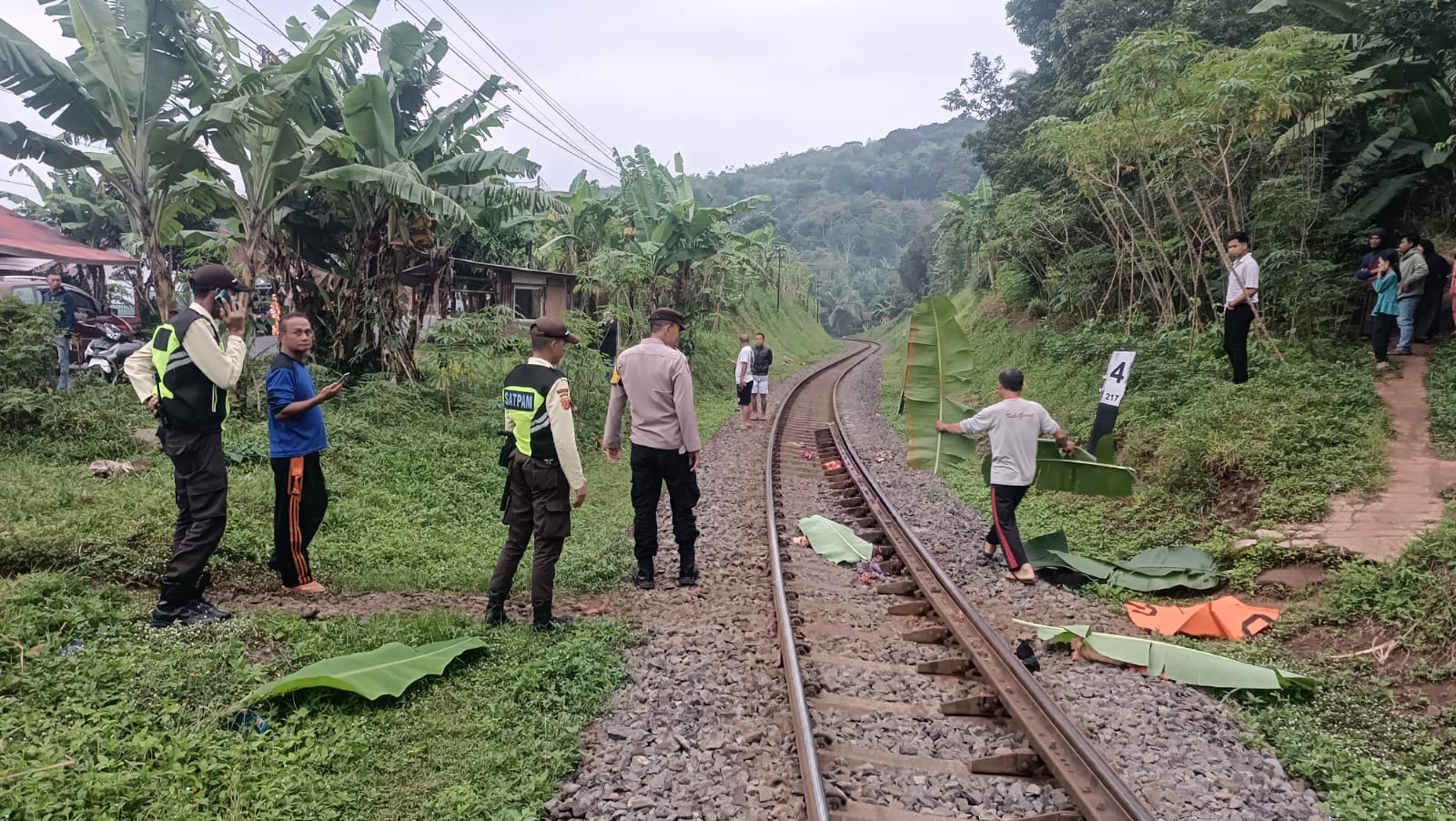 Polsek Cibatu Evakuasi Korban Tertemper Kereta Api, Seorang Pejalan Kaki Meninggal di Tempat