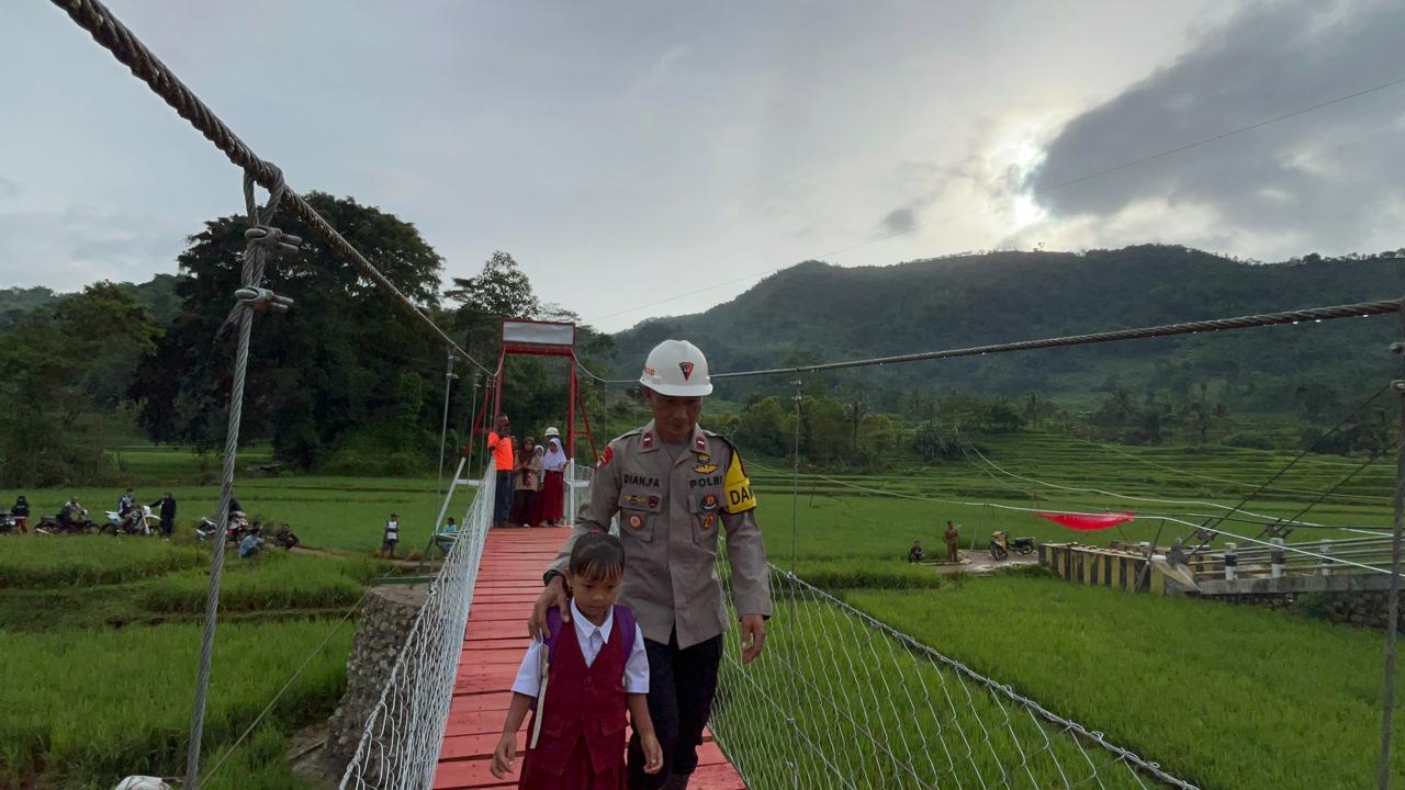 Tim SAR Brimob Jabar & Forkopimda Garut Resmikan Jembatan Merah Putih di Atas Sungai Cikaengan