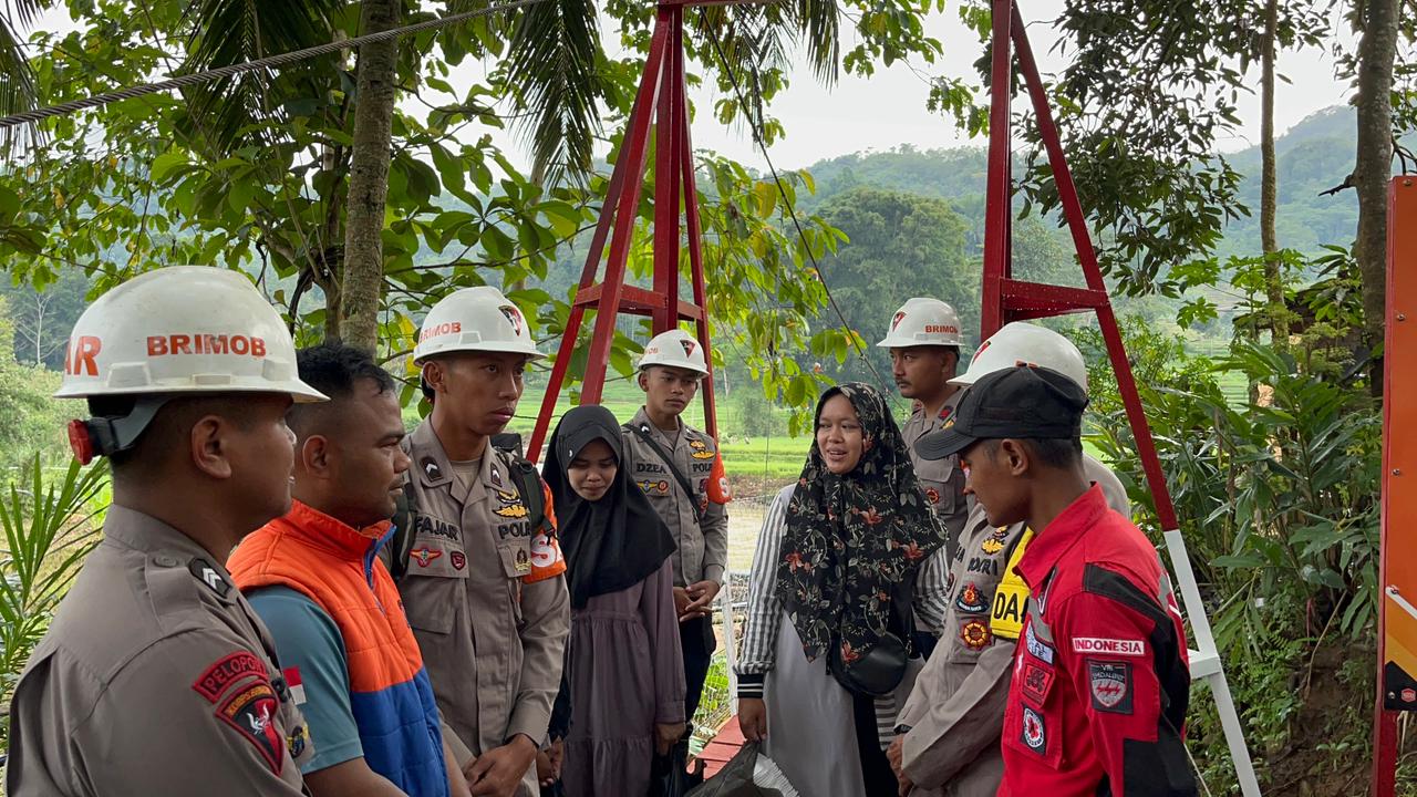 Tim SAR Brimob Jabar & Forkopimda Garut Resmikan Jembatan Merah Putih di Atas Sungai Cikaengan