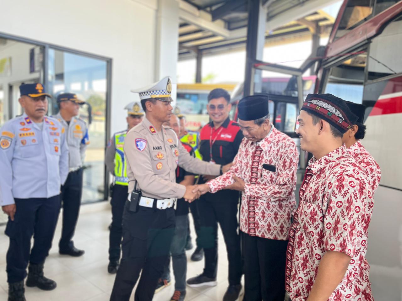 Polantas Menyapa : Satlantas Polres Garut Ajak Sopir Bus Terminal Guntur Jaga Keselamatan Demi Kenyamanan Penumpang