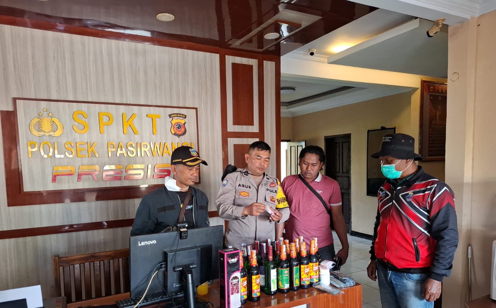 Polsek Pasirwangi Gerebek Gudang Miras Jelang Nataru, Puluhan botol miras berbagai merk berhasil diamankan