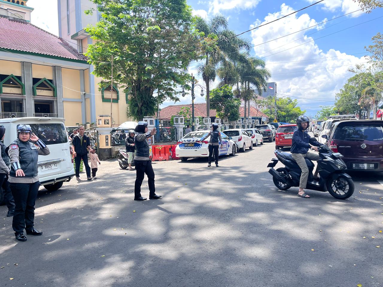 Patroli Intan Polwan Polres Garut Jaga Keamanan dan Salurkan Jumat Berkah