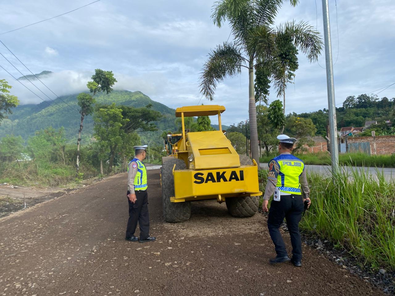 Jelang Operasi Lilin Lodaya 2025, Polres Garut Lakukan Pengecekan Jalan Rusak