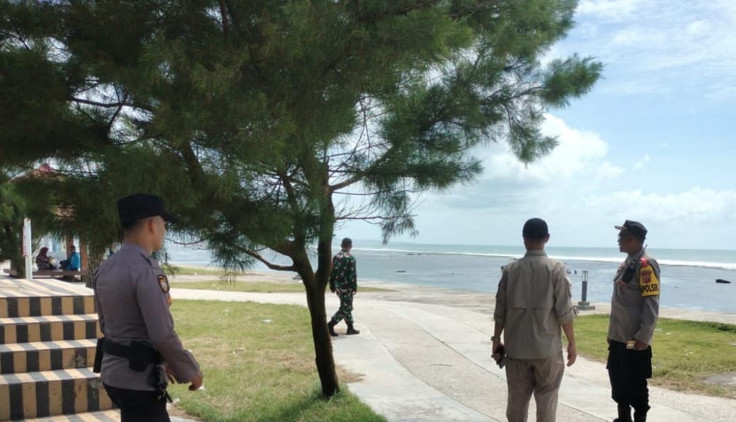 Polsek Pameungpeuk Laksanakan Pengamanan Wisata Pantai Sayang Heulang dalam Operasi Lilin Lodaya 2025