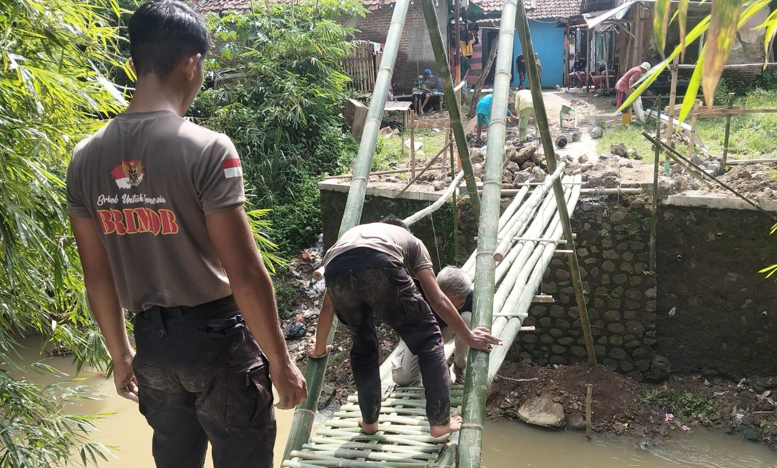 Selesai ! Jembatan Penghubung Warga Kadipaten Dapat Dilalui Berkat Tim SAR Sat Brimob Polda Jabar & Warga