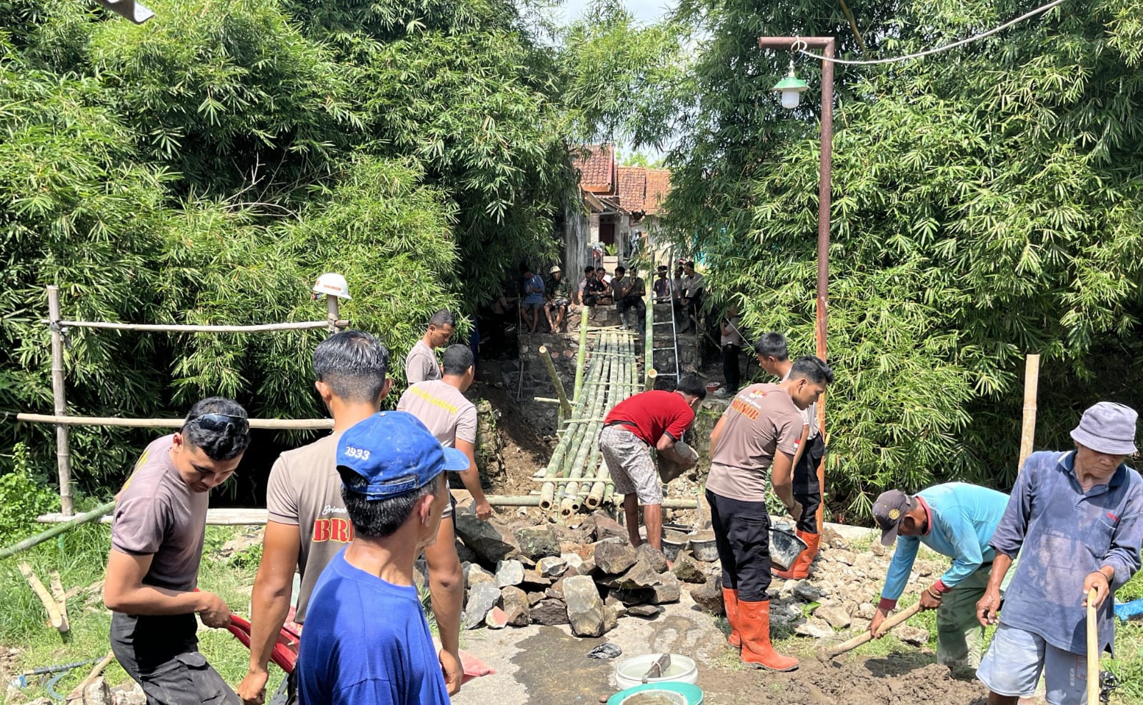 Tim SAR Sat Brimob Jabar Tancap Gas, Jembatan Darurat Liangjulang – Kadipaten Segera Rampung
