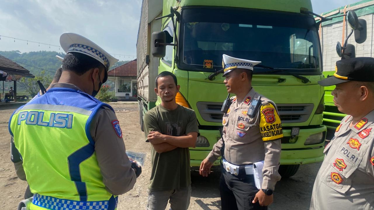 Jelang Natal dan Tahun Baru, Polres Garut Batasi Operasional Truk Sumbu Tiga