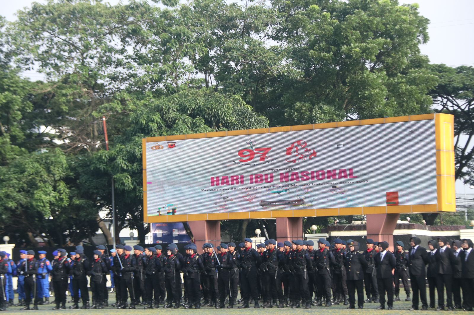 Dansat Brimob Polda Jabar Hadiri Upacara Hari Ibu ke-79, Wujud Penghormatan Peran Perempuan