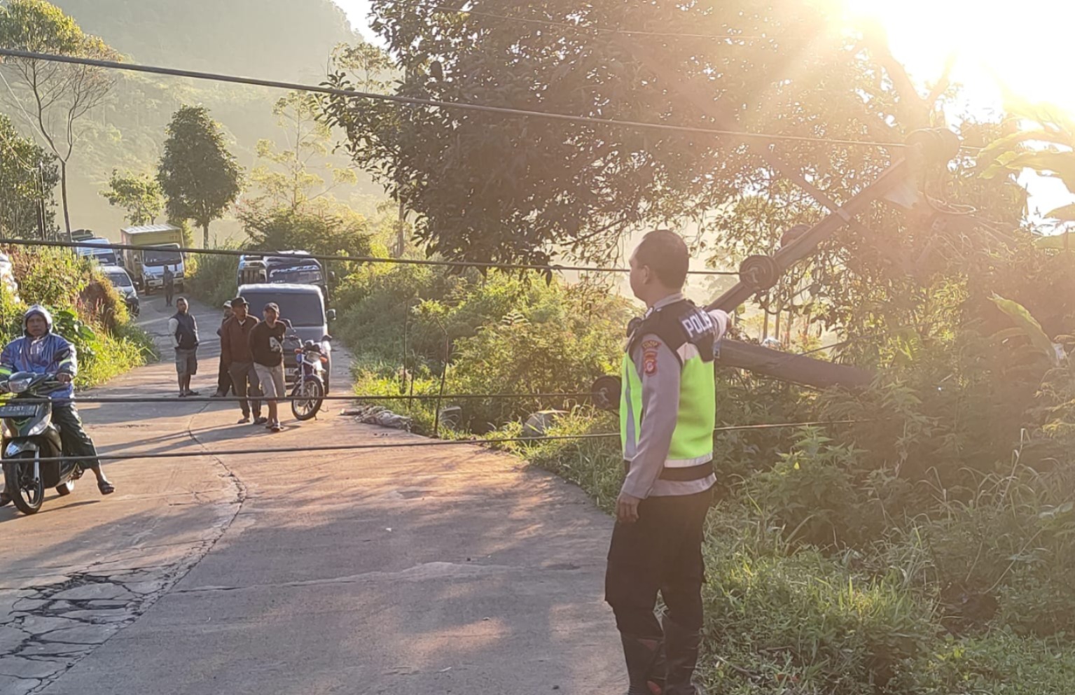 Polsek Banjarwangi Polres Garut Amankan Lokasi Tiang Listrik Tumbang