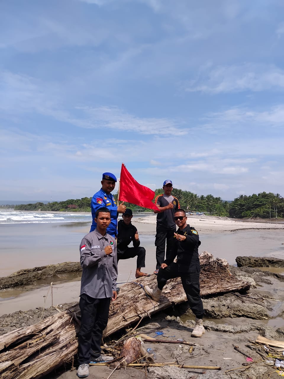Sat Polairud Polres Garut Pasang Spanduk dan Bendera Merah di Pantai Selatan