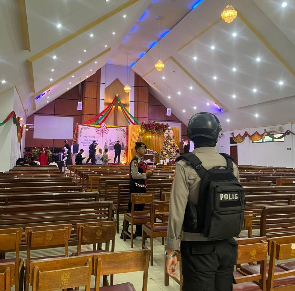 Pastikan Ibadah Natal Aman dan Damai, Polres Garut Gelar Pengecekan dan Sterilisasi Gereja