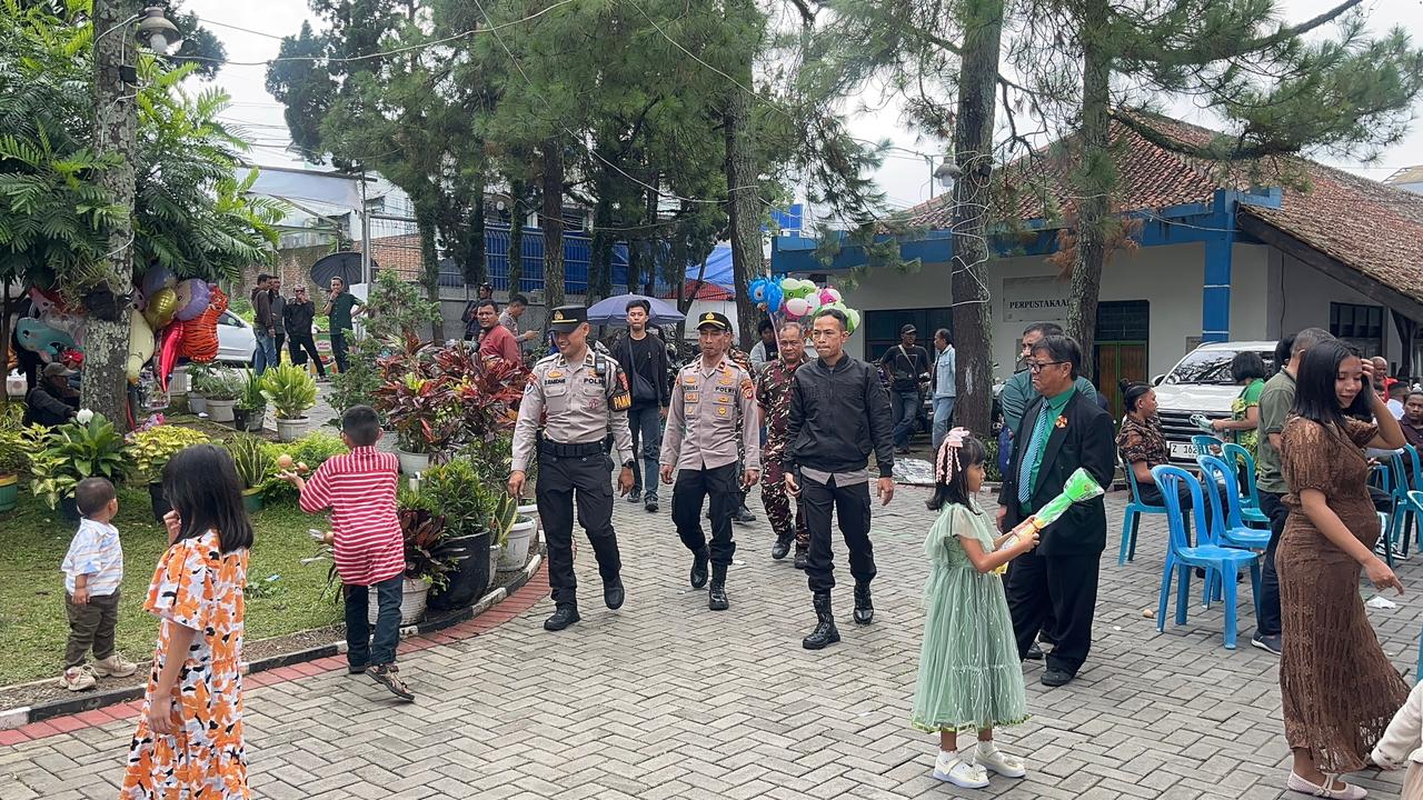 Polres Garut Laksanakan Pengamanan dan Pelayanan Ibadah Natal di Gereja Kabupaten Garut