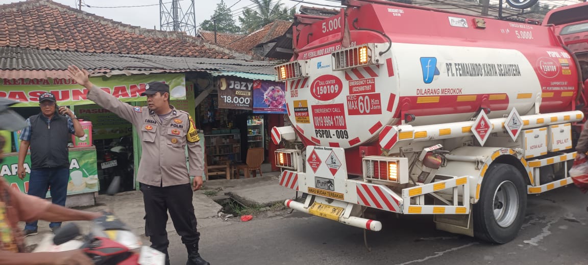 Polisi Lakukan Pengecekan dan Evakuasi Truk Tangki Mogok di Jalan Raya Batujajar, Arus Lalu Lintas Kembali Lancar