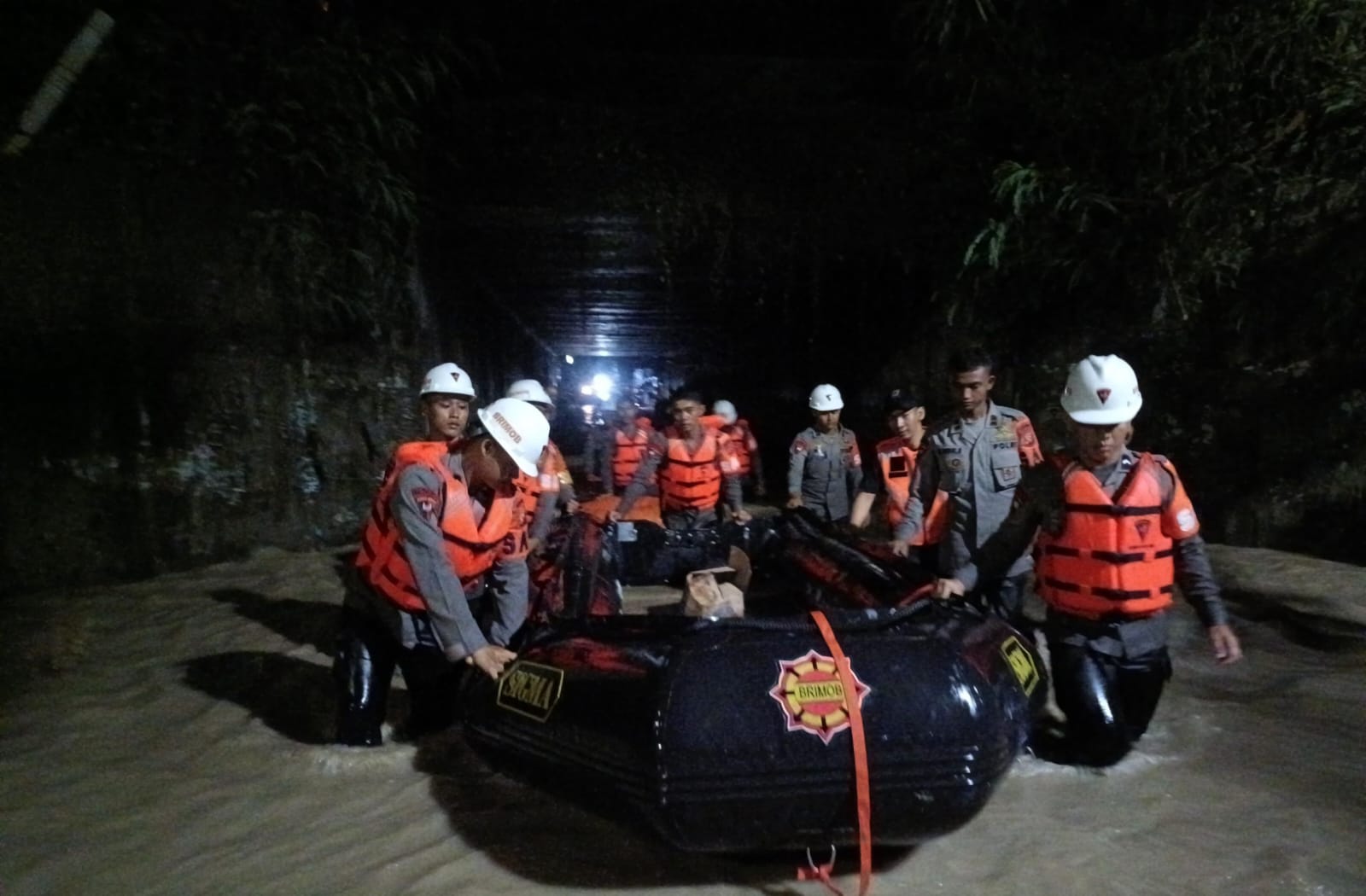 Respon Cepat Tim SAR Sat Bimob Polda Jabar Evakuasi Warga Terdampak Banjir di Desa Karangasem