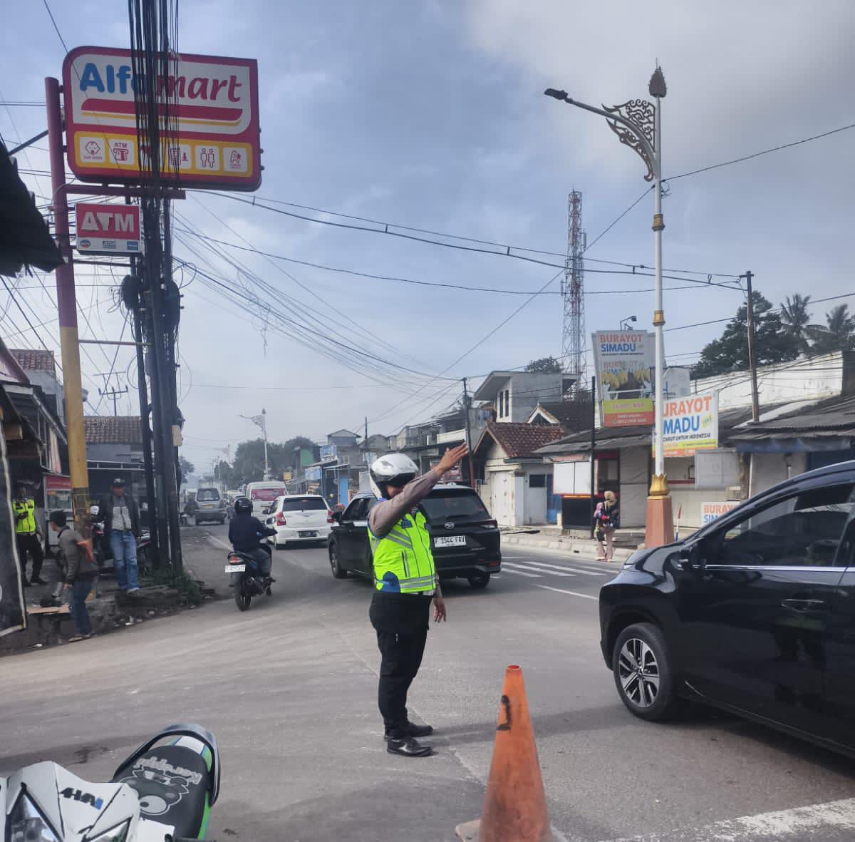 Satlantas Polres Garut Terapkan One Way untuk Urai Kepadatan Arus Lalu Lintas Pasca Libur Natal