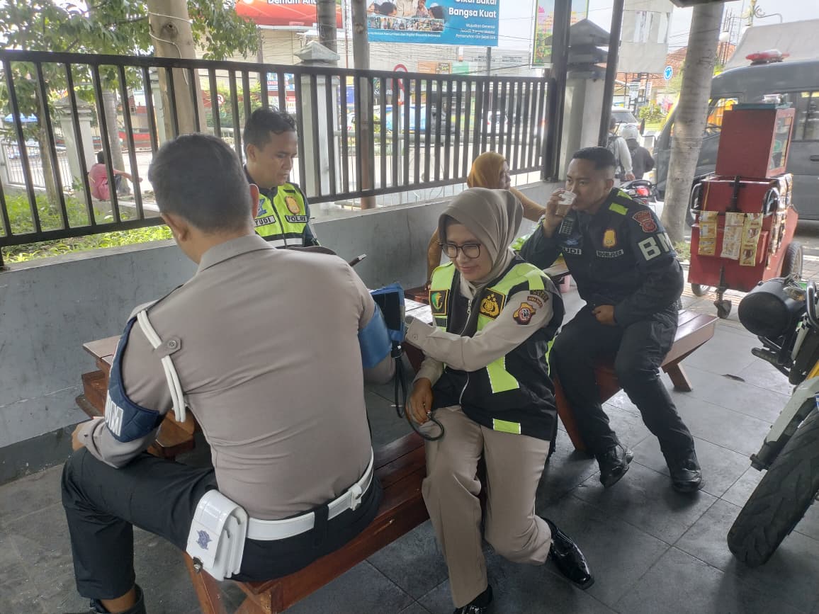 Sidokkes Polres Garut Lakukan Pemeriksaan Kesehatan Personel di Lapangan Dukung Operasi Lilin Lodaya 2025