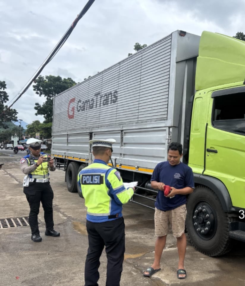 Satlantas Polres Garut Batasi Operasional Kendaraan Sumbu Tiga