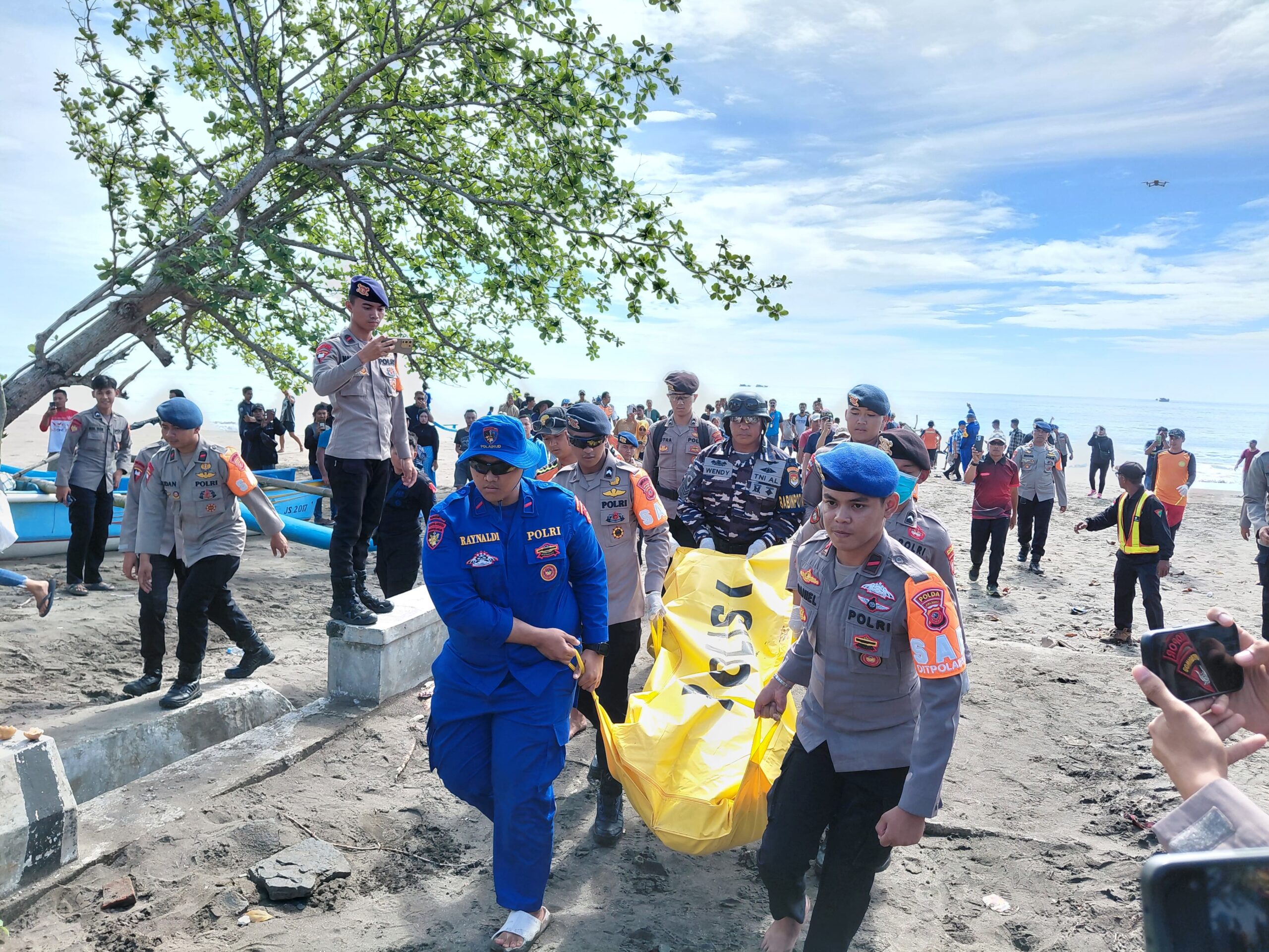 Polisi bersama Tim SAR Berhasil Temukan Jenazah Korban Laka Terjun Payung di Teluk Pangelek Cilacap