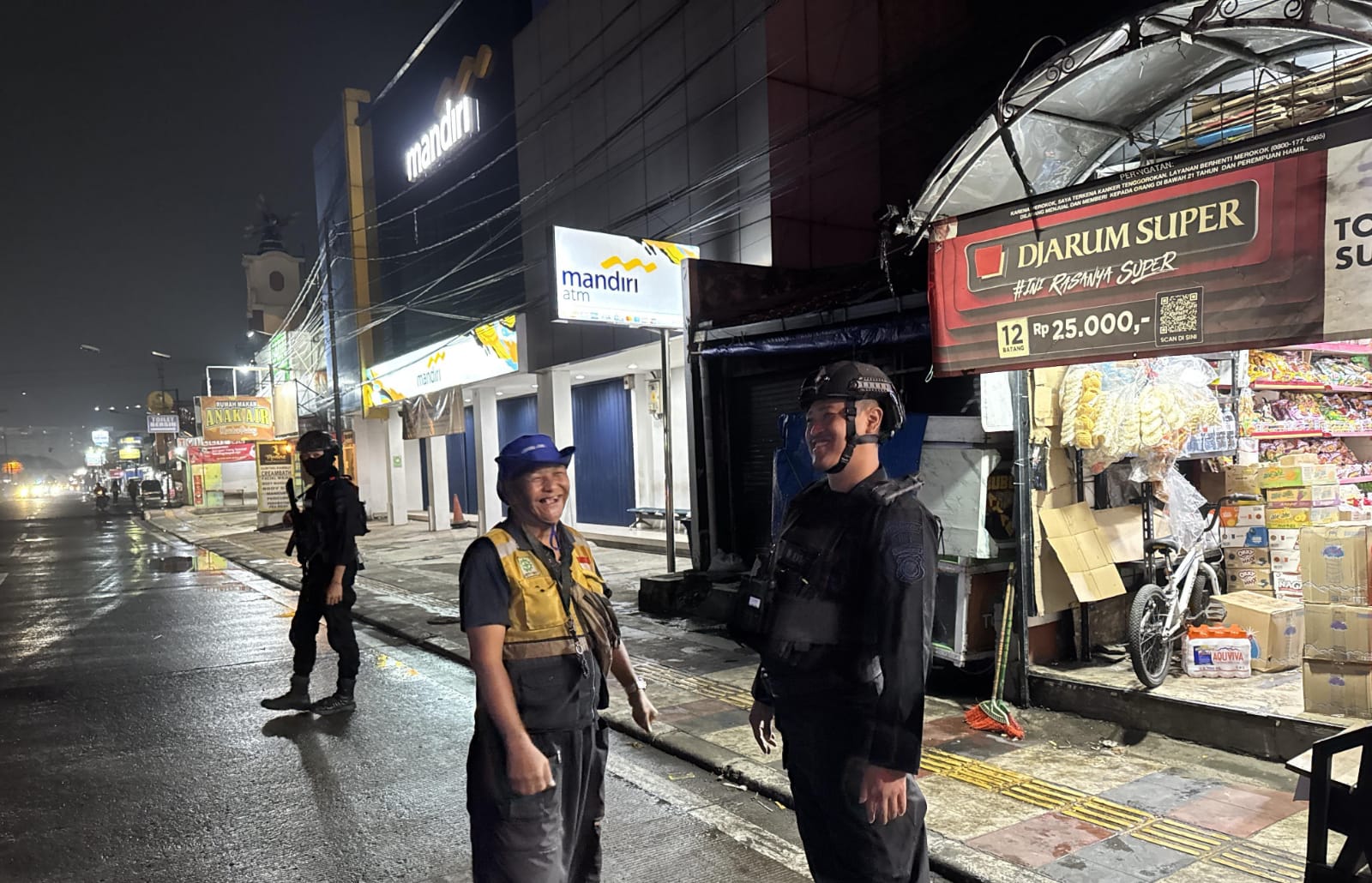 Patroli Dialogis Dini Hari, Satbrimob Polda Jabar Perkuat Keamanan Wilayah Bandung – Sumedang