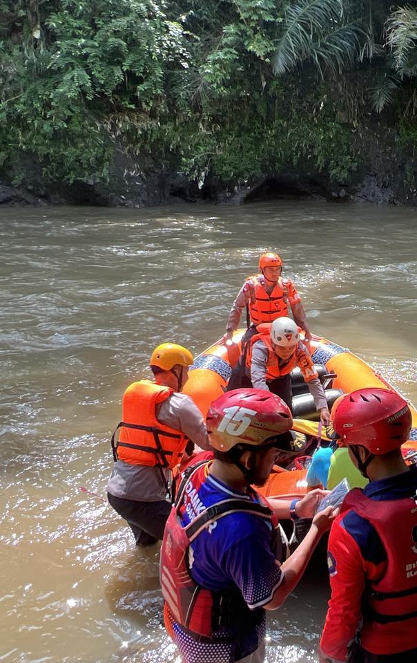Respons Cepat Tim SAR Sat Brimob Polda Jabar, Korban Tenggelam di Sungai Cimanuk Berhasil Ditemukan