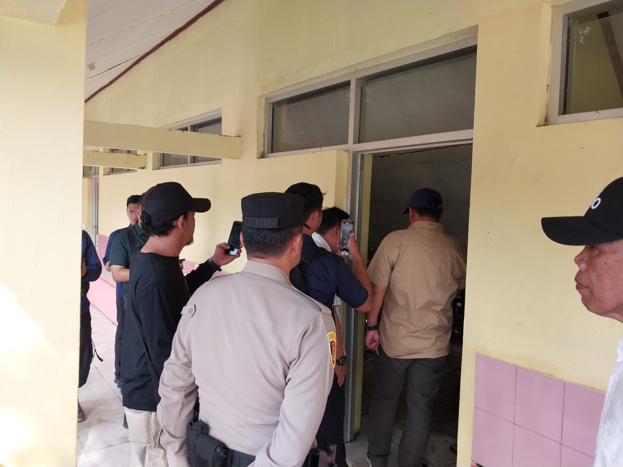 Polisi Dampingi Bupati Majalengka Tinjau Robohnya Tiga Ruang Kelas SDN 2 Andir