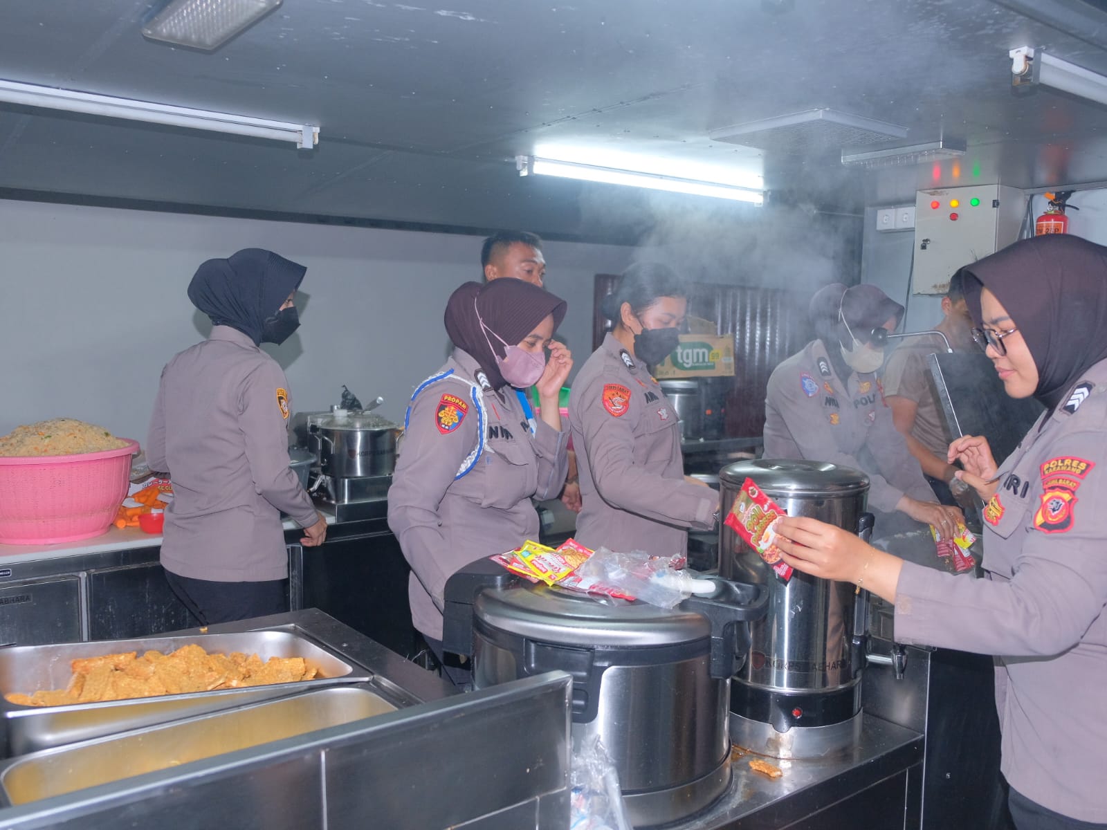 Polwan Polda Jabar Sibuk Memasak dan Siapkan Makanan Untuk Korban Banjir di Karawang